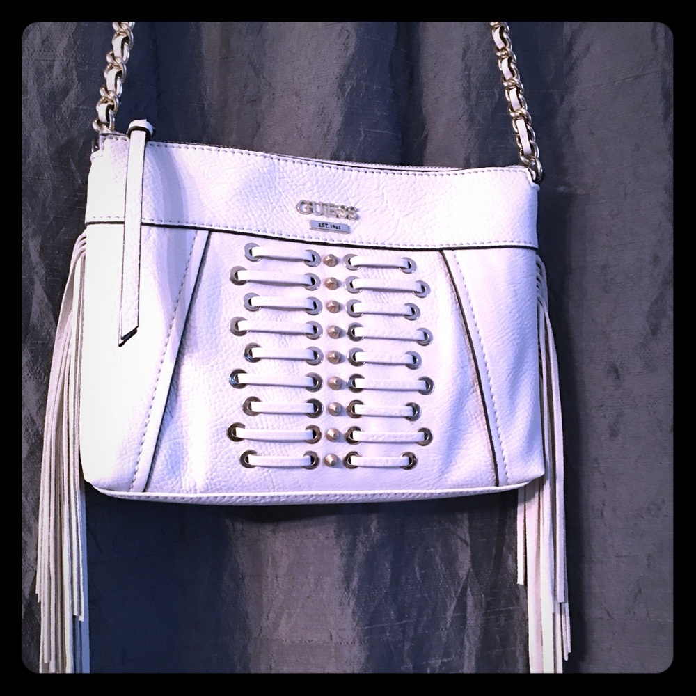 🆕🌷Gorgeous!! Guess!! White fringe Purse.